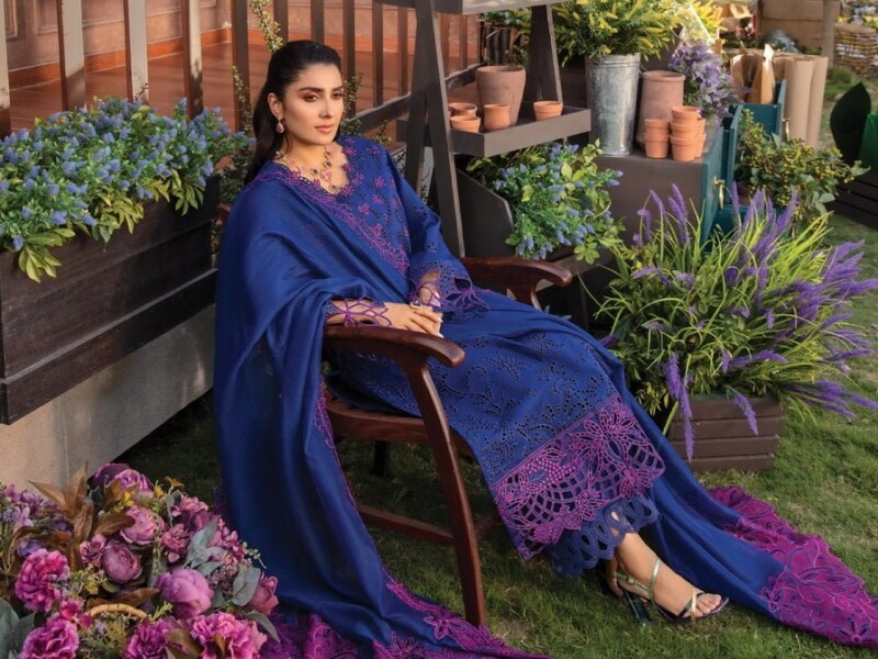 Rang Rasiya D-04 Zara Premium Embroidered Lawn 3Pc Suit Collection 2024