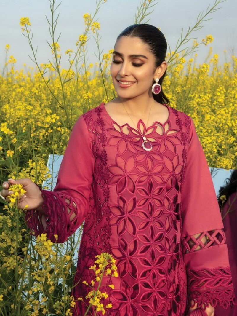 Rang Rasiya D-05 Maya Premium Embroidered Lawn 3Pc Suit Collection 2024