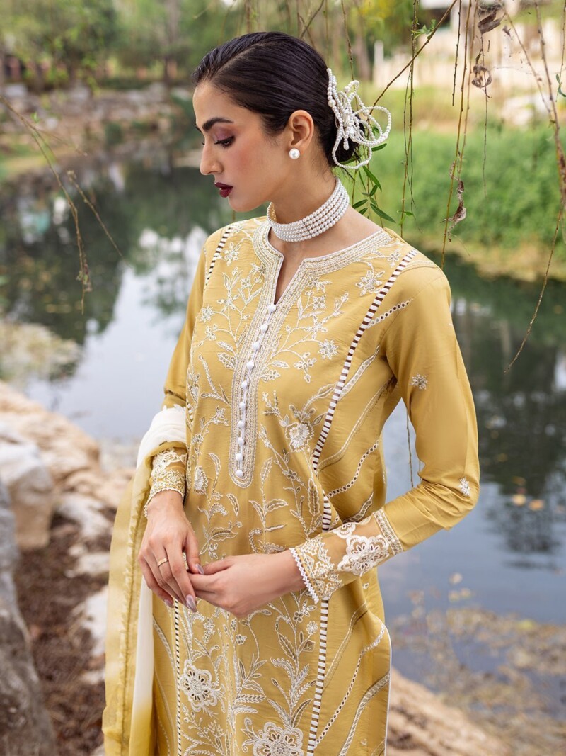 Roheenaz Dahlia Rnz-02A Forsythia Embroidered Lawn 3Pc Suit Collection 2024