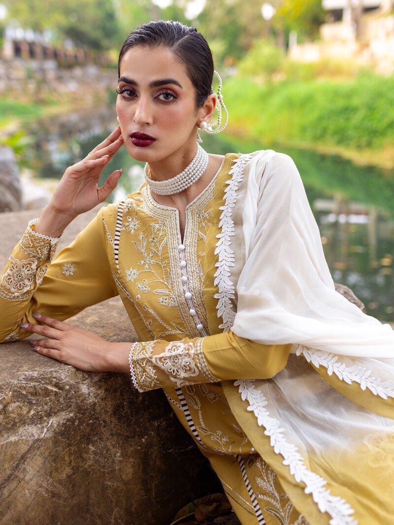 Roheenaz Dahlia Rnz-02A Forsythia Embroidered Lawn 3Pc Suit Collection 2024