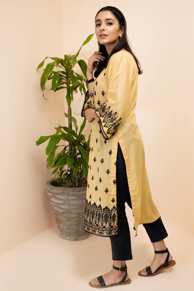 Motifz 3404 Kashi Embroidered Schiffli Lawn Stitched Casuals Collection 24