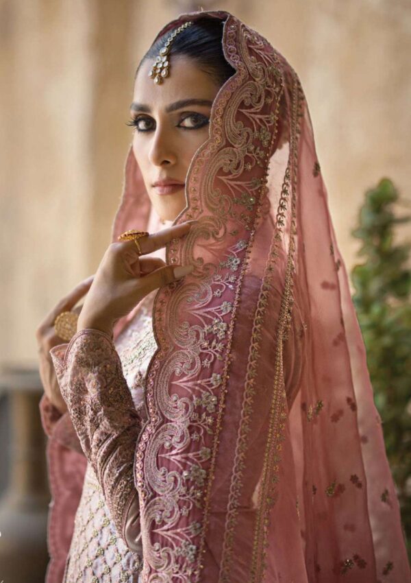 Zainab Chottani Mah E Noor D 07